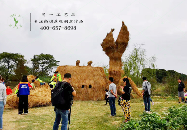 稻草工藝品大型草雕螃蟹造型
